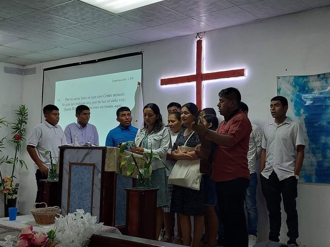 Cantando juntos en el servicio